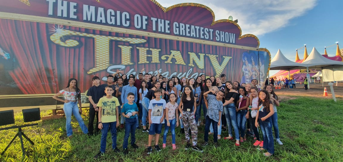 Jovens da Banda Musical Zillo Lorenzetti assistem espetáculo do Circo Tiahny